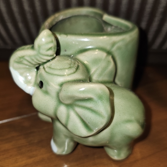 Small Ceramic Elephant Planter - Picture 3 of 3